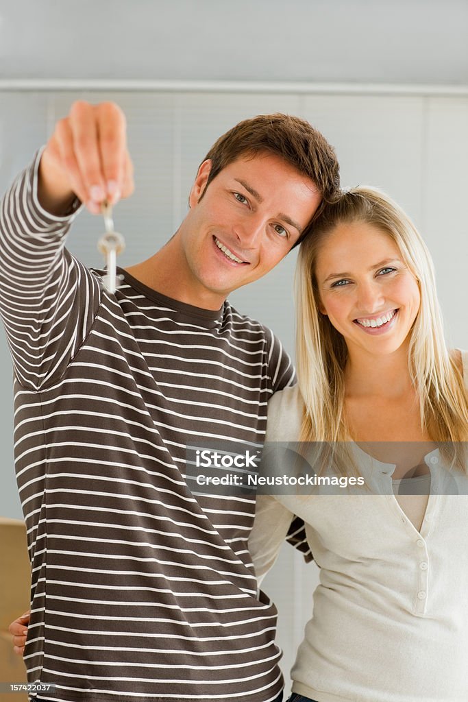 Jeune couple tenant les clés - Photo de 20-24 ans libre de droits