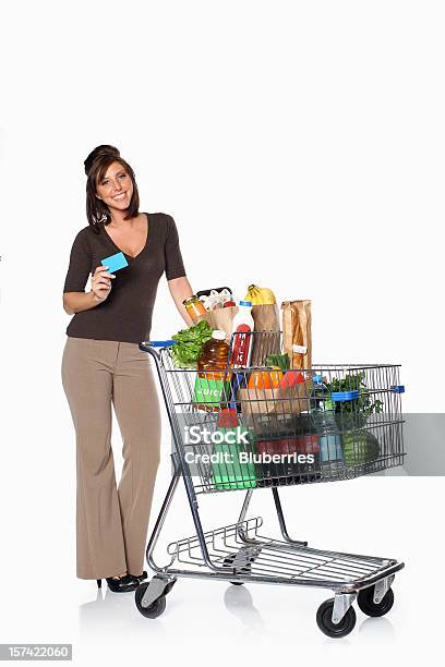 Alimentos De Compras - Fotografias de stock e mais imagens de Carrinho de Compras - Carrinho de Compras, Cartão de Crédito, Adulto