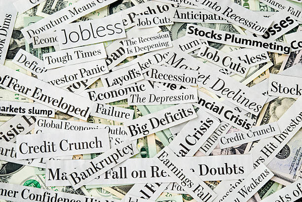 triste economía noticias xiii - home finances recession newspaper finance fotografías e imágenes de stock