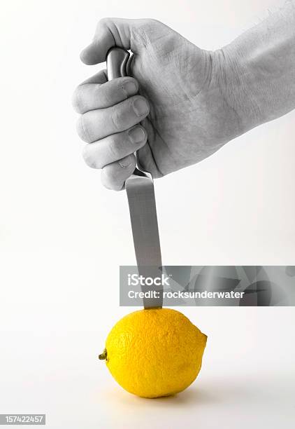 Dolore Al Limone - Fotografie stock e altre immagini di Agrume - Agrume, Coltello da cucina, Composizione verticale