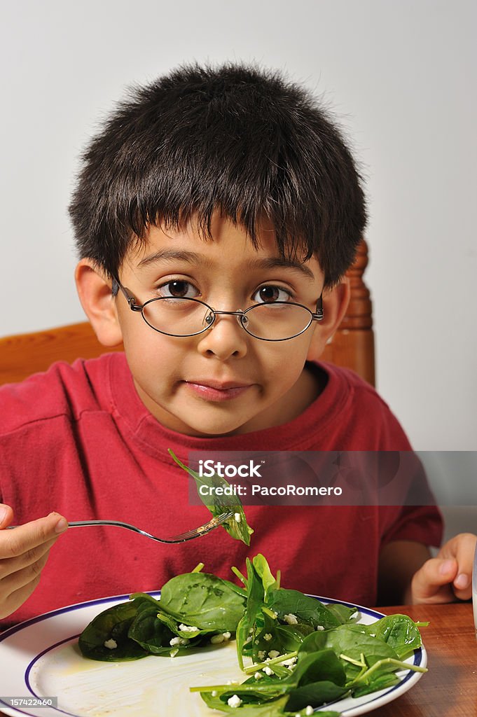 남자아이 먹는 채소 - 로열티 프리 6-7 살 스톡 사진