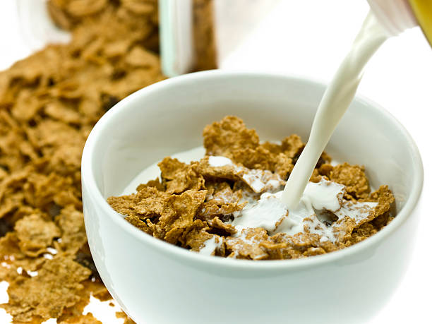 утро зерновые - bran cereal стоковые фото и изображения
