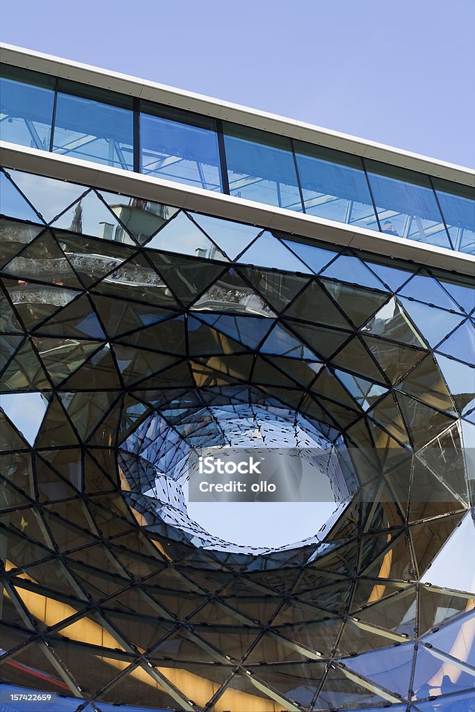 Futurista con una fachada de vidrio en Zeil Frankfurt - Foto de stock de Fráncfort - Meno libre de derechos