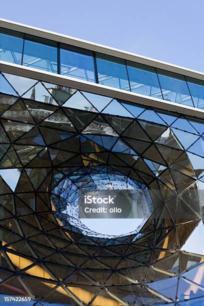 Futurista Con Una Fachada De Vidrio En Zeil Frankfurt Foto de stock y más banco de imágenes de Fráncfort - Meno