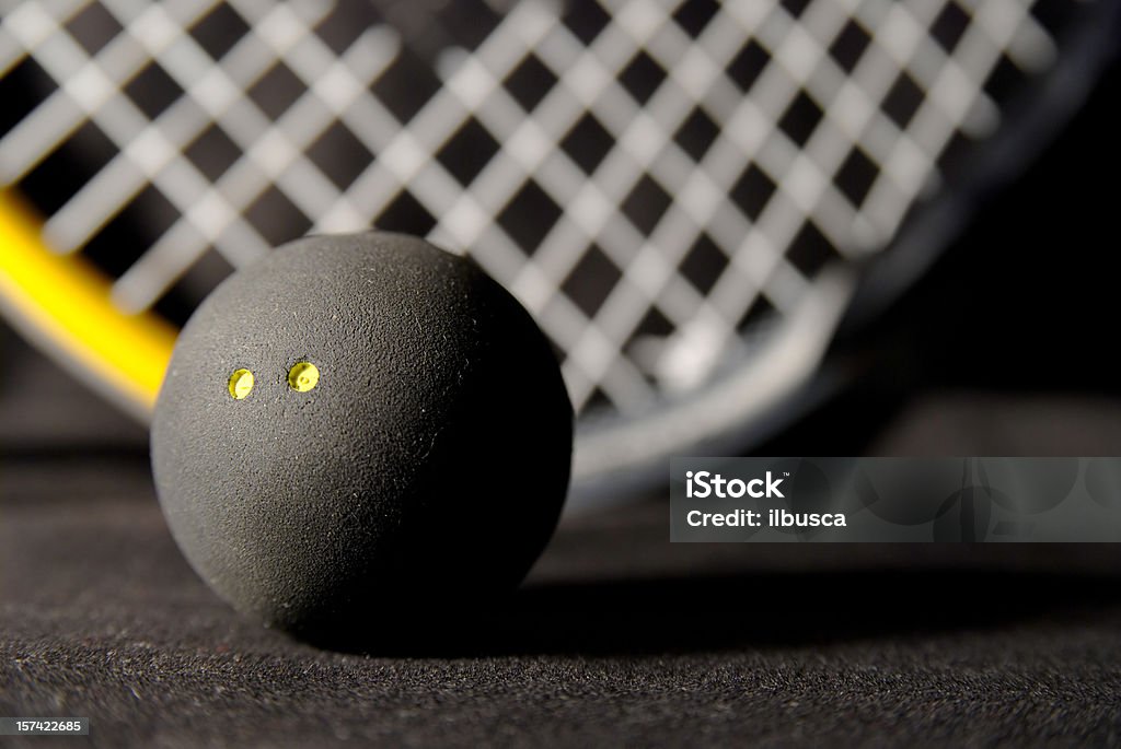 Palla da Squash e racchetta su nero - Foto stock royalty-free di Squash