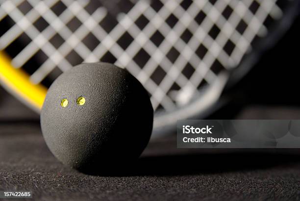Palla Da Squash E Racchetta Su Nero - Fotografie stock e altre immagini di Squash - Squash, Sport, Racchetta