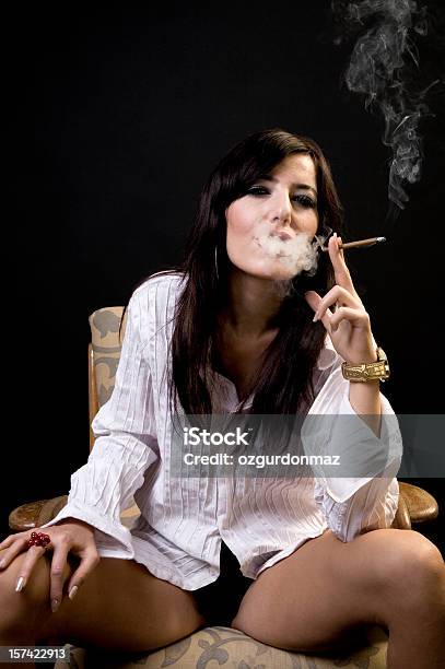 Fumare Donna - Fotografie stock e altre immagini di Adulto - Adulto, Alchol, Ambientazione interna