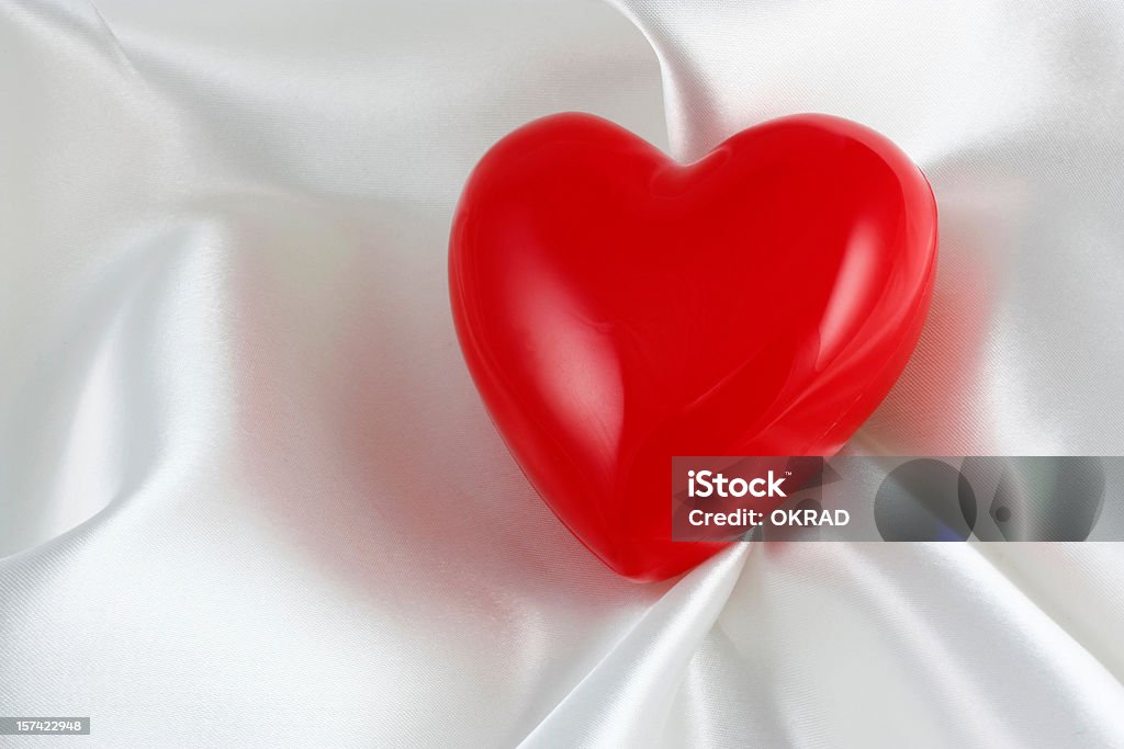 Czerwone serca na białej, satynowej, z tworzyw sztucznych - Zbiór zdjęć royalty-free (Bez ludzi)