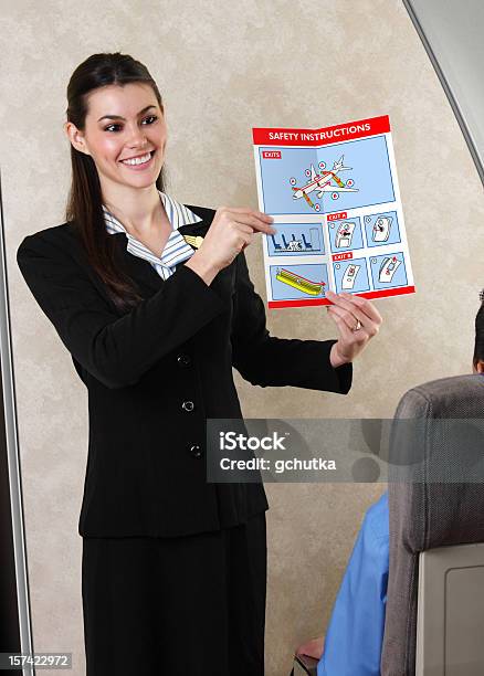 Flugbegleiterin Mit Sicherheitsverfahren Stockfoto und mehr Bilder von Berufliche Beschäftigung - Berufliche Beschäftigung, Economy-Class, Eine Frau allein