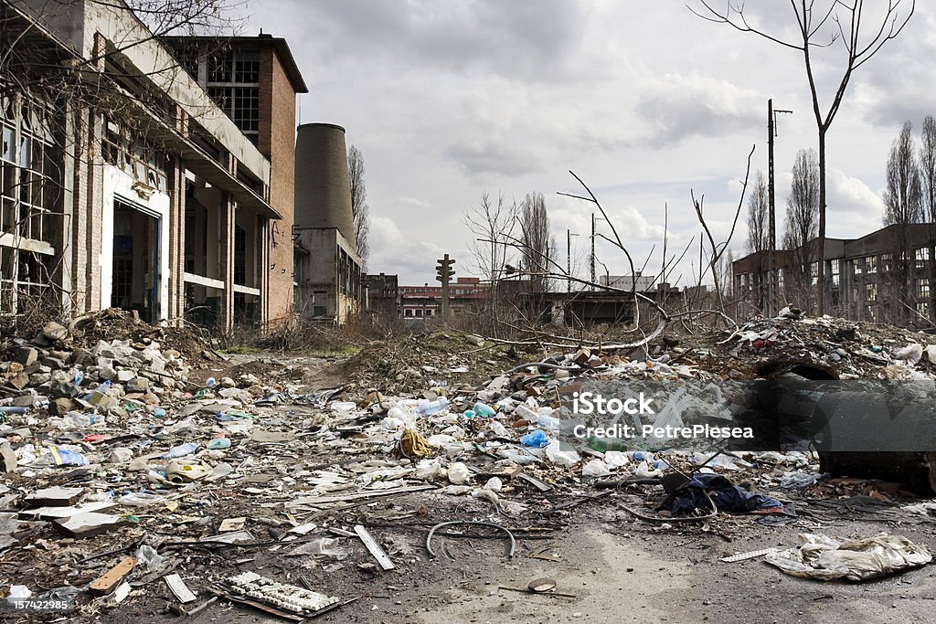 Basura dentro de una destrucción de fábrica patio en crisis tiempo - Foto de stock de Ataque con bomba libre de derechos