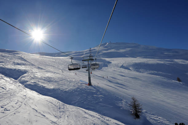 горнолыжный курорт в доломитах - dolomites ski lift winter ski track стоковые фото и изображения