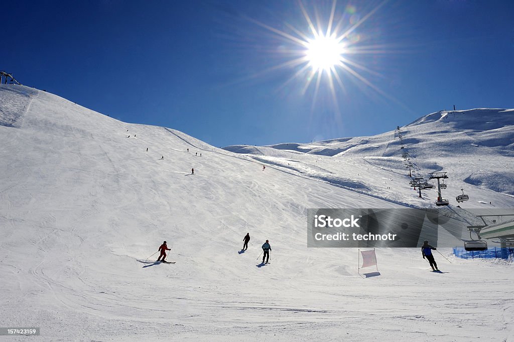 Giornata di sole a Dolomiti - Foto stock royalty-free di Abbigliamento da sci
