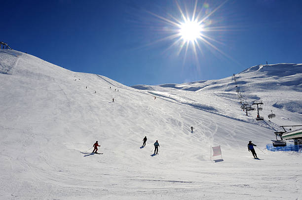 солнечный день в доломитах - dolomites ski lift winter ski track стоковые фото и изображения