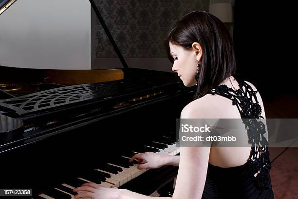 Young Pianista De Foto de stock y más banco de imágenes de Adulto - Adulto, Adulto joven, Arte cultura y espectáculos