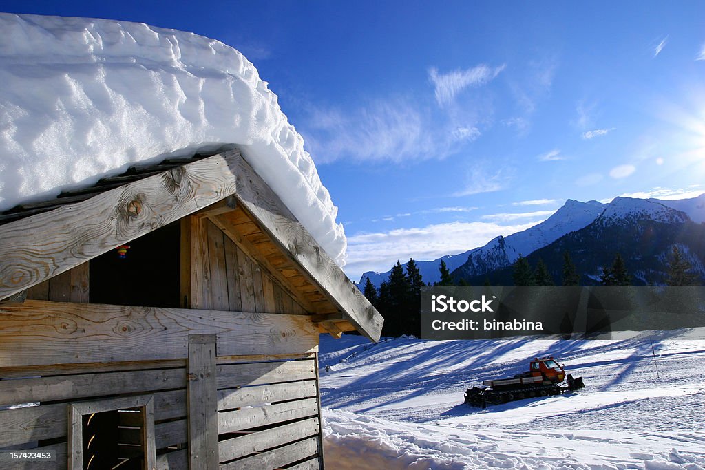 산 chalet 있는 인공눈 - 로열티 프리 겨울 스톡 사진