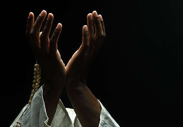 mãos segurando um muçulmano rosary - prayer beads imagens e fotografias de stock