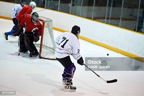 Ice Hockey Player Stockfoto und mehr Bilder von 20-24 Jahre - 20-24 Jahre, Aktivitäten und Sport, Amateur