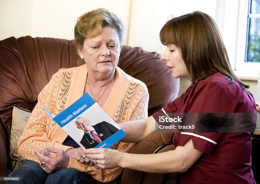 Palabras de consejos de un cuidado personal de enfermería proporcionar asesoramiento - Foto de stock de Folleto libre de derechos