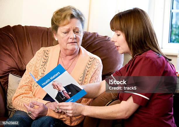 Palabras De Consejos De Un Cuidado Personal De Enfermería Proporcionar Asesoramiento Foto de stock y más banco de imágenes de Folleto