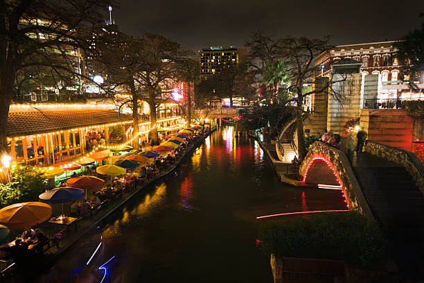 리버 워크, 샌 안토니오, 텍사스, 표시중 보도 노천카페 밤 - san antonio riverwalk downtown district river 뉴스 사진 이미지