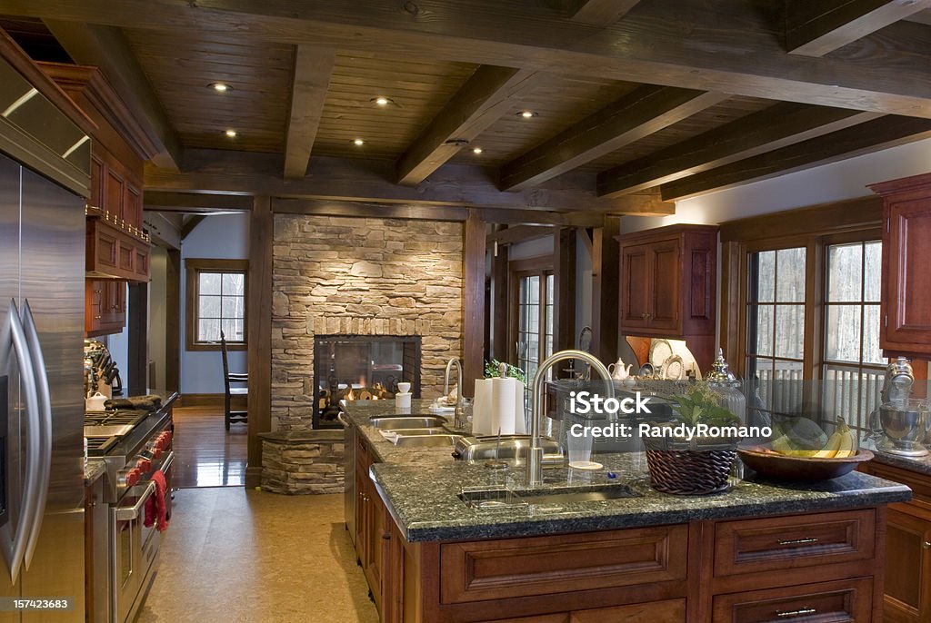 Off-center widok rustykalne luksusowy w kuchni - Zbiór zdjęć royalty-free (Kuchnia)
