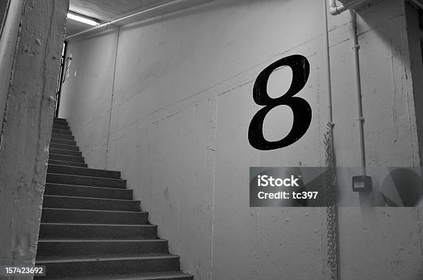 8 Etage Stockfoto und mehr Bilder von Stufen - Stufen, Treppe, Zahl 8