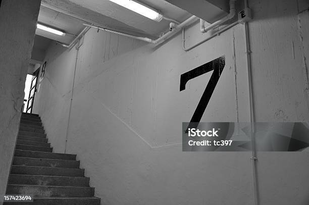 Etage 7 Stockfoto und mehr Bilder von Zahl 7 - Zahl 7, Stufen, Treppe