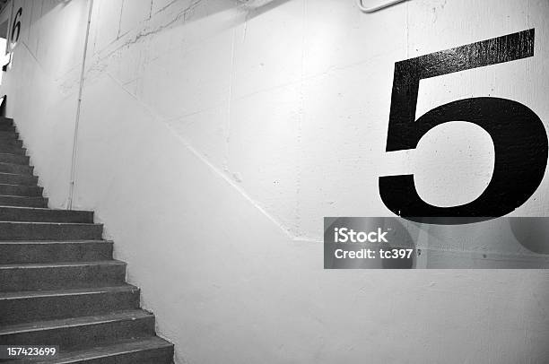 Etage 5 Stockfoto und mehr Bilder von Zahl 5 - Zahl 5, Stufen, Treppe
