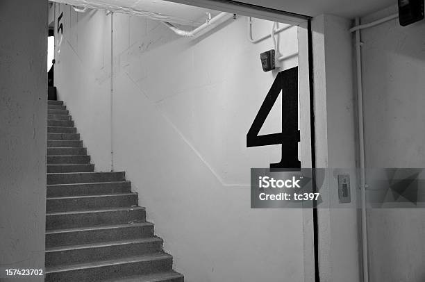 Etage 4 Stockfoto und mehr Bilder von Zahl - Zahl, Zahl 4, Bildkomposition und Technik