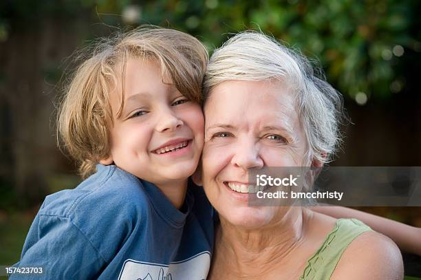 Photo libre de droit de Grandmère Et Son Petitfils Du Corps banque d'images et plus d'images libres de droit de 6-7 ans - 6-7 ans, Adulte, Bonheur