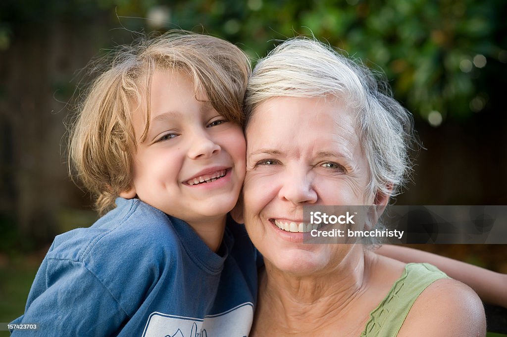 Avô e neto abraçando - Foto de stock de 6-7 Anos royalty-free