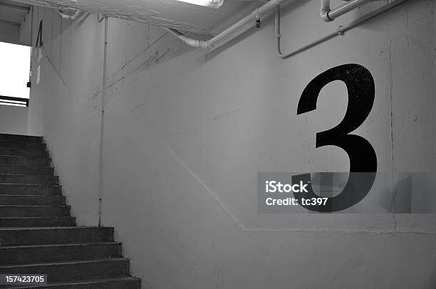 Piso 3 - Fotografias de stock e mais imagens de Número 3 - Número 3, Degraus, Escadaria