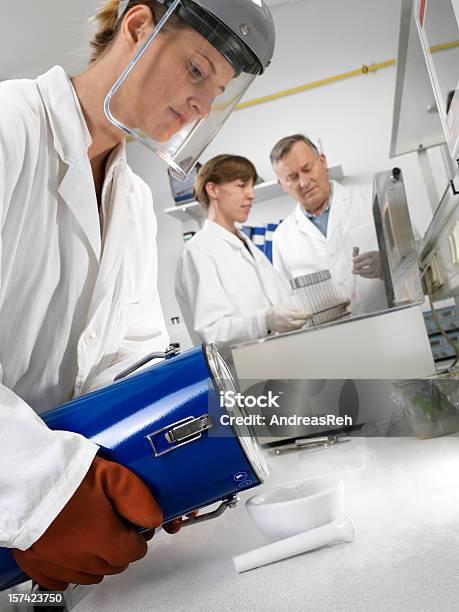 Foto de Nitrogênio Líquido e mais fotos de stock de Laboratório - Laboratório, Nitrogênio Líquido, 30 Anos