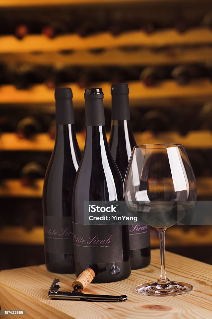 Oenologie verre à vin rouge, bouteille et pour cave de dégustation de Corkscrew - Photo de Cave à vin libre de droits