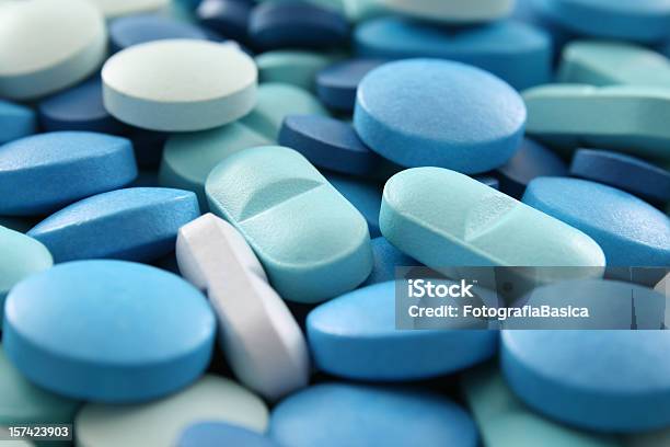 Zbliżenie Niebieskie Tabletki - zdjęcia stockowe i więcej obrazów Pigułka - Pigułka, Lekarstwo, Opieka zdrowotna i medycyna