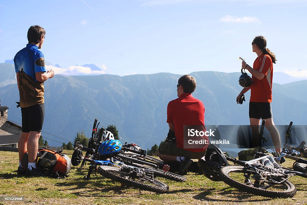 mountainbiker zwiedzanie w Alpach - Zbiór zdjęć royalty-free (Odpoczywać)