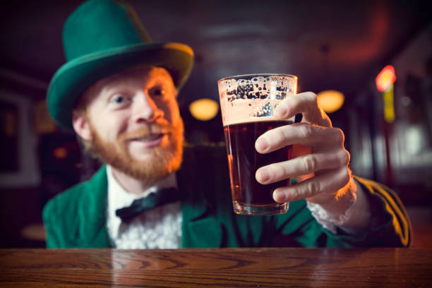 irischer charme/leprechaun einen toast mit bier - tail coat fotos stock-fotos und bilder