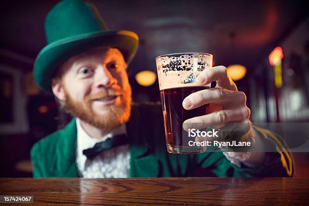 Irish Znakleprechaun Dokonywanie Toast Z Piwem - zdjęcia stockowe i więcej obrazów Dzień Św. Patryka - Dzień Św. Patryka, Piwo, Impreza
