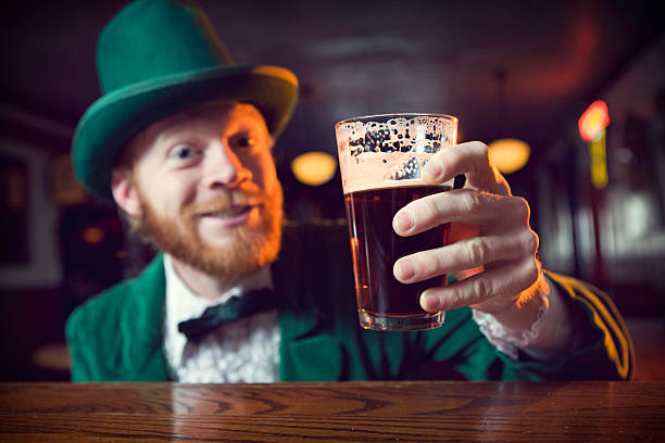 irish character / leprechaun making a toast with beer - ryan in a 個照片及圖片檔