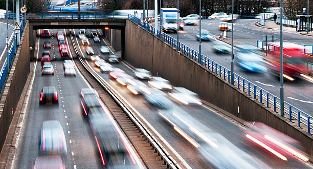 urban autostrada traffico in ora di punta di birmingham - transportation speed highway traffic foto e immagini stock