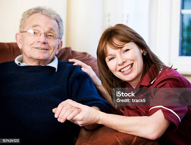 Atención Médica Sonrisas De Un Cuidado De Los Trabajadores Y Su Cliente Senior Foto de stock y más banco de imágenes de 40-44 años