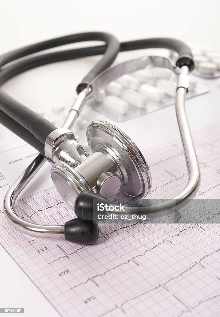 Sthetoscope, el ECG y píldoras - Foto de stock de Cardiopatía libre de derechos