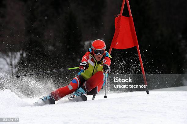 Kobieta Narciarzem - zdjęcia stockowe i więcej obrazów Slalom gigant - Slalom gigant, 20-24 lata, Cała postać