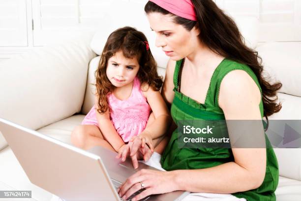 Foto de Mãe E Filha Laptop Em Casa Sofá De Couro De Aprendizagem e mais fotos de stock de 2-3 Anos