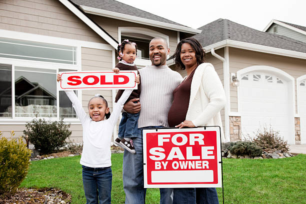 familia con se vende casa para venta por propietario - black sign holding vertical fotografías e imágenes de stock
