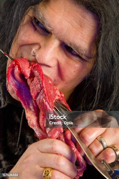 Spaventoso Uomo Mangiare Carne Cruda - Fotografie stock e altre immagini di Adulto - Adulto, Capelli, Capelli lunghi