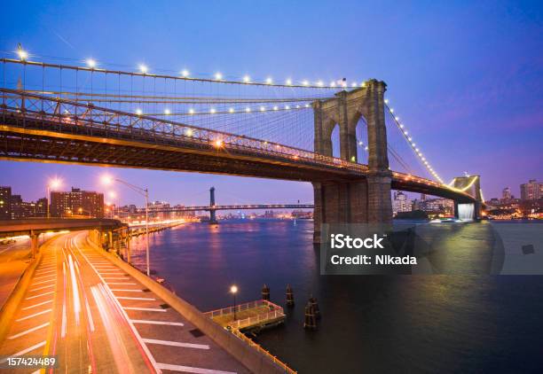 Puente De Brooklyn Al Atardecer Foto de stock y más banco de imágenes de Agua - Agua, Aire libre, Anochecer