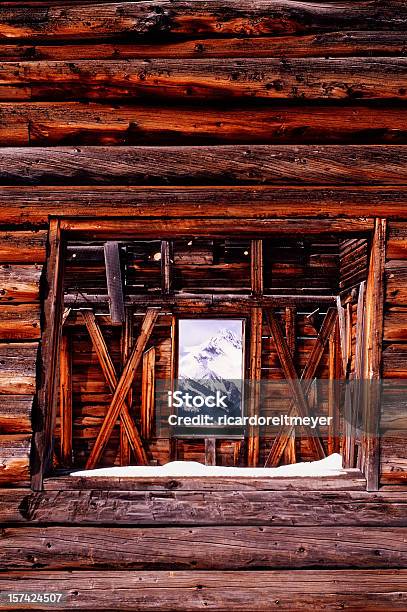 Telluride Colorado Log Cabin Com Coberto De Neve Mountian Vista - Fotografias de stock e mais imagens de Exploração Mineira
