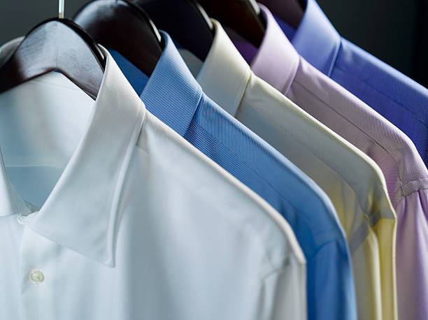 옷 옷걸이에 - shirt dry cleaned button down shirt hanger 뉴스 사진 이미지