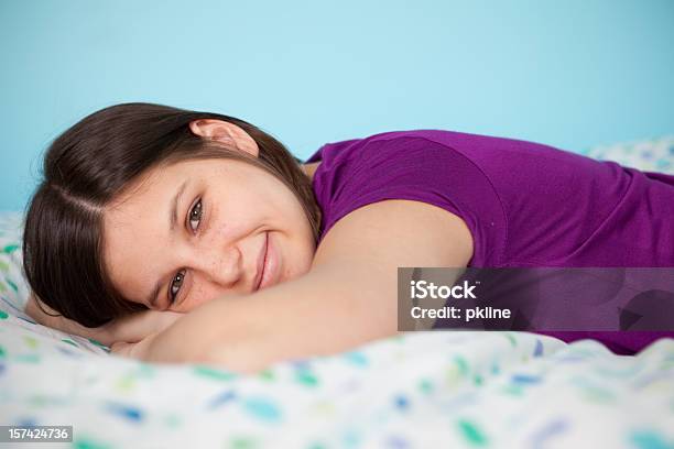 Foto de Relaxar Em Sua Cama e mais fotos de stock de Acordar - Acordar, Adolescente, Adolescentes Meninas